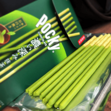Load image into Gallery viewer, Pocky Biscuit Sticks - Rich Matcha | Bánh Que Matcha Nhật Bản - Bếp Ông Bụi